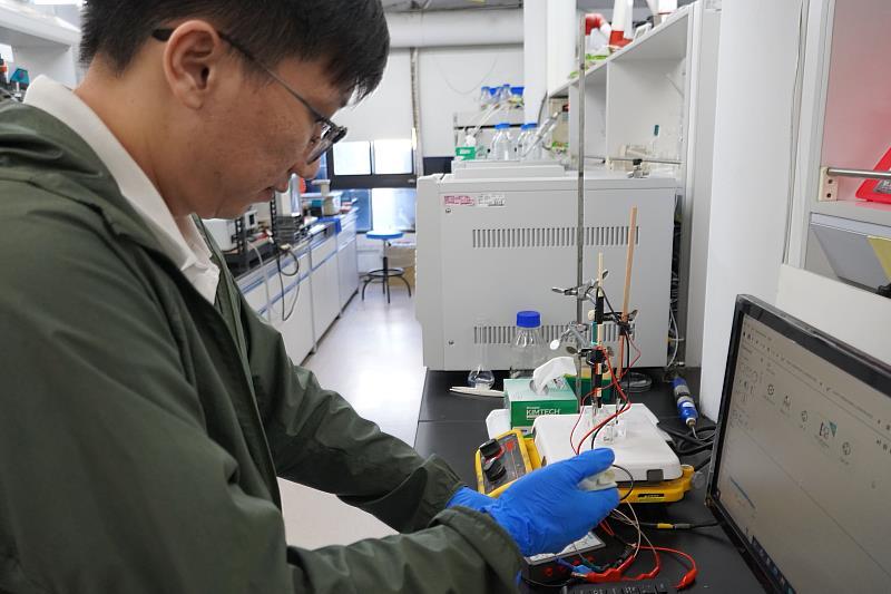 江佳穎教授團隊調整電解液比例並使用鎳電極, 成功提高甘油價值