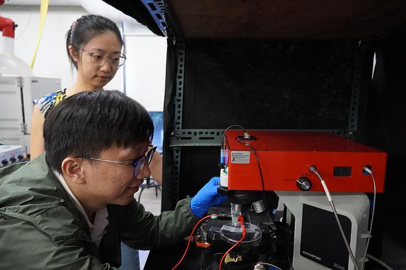 江佳穎教授團隊調整電解液比例並使用鎳電極, 成功提高甘油價值