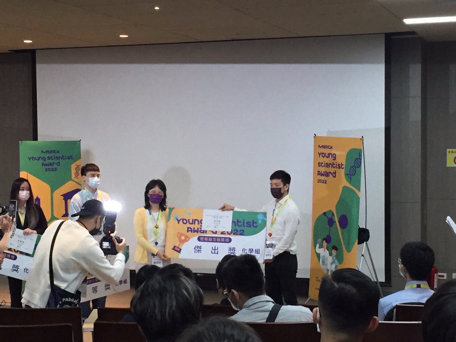 壁報論文競賽化學領域-奈米材料組唯一一位傑出獎