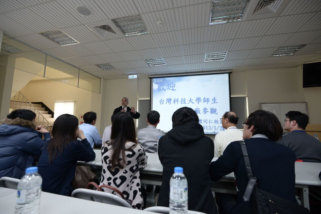長春．大連麥寮廠的實場體驗，創辦人林書鴻董事長親自歡迎同學們，並介紹長春集團綠色的石化製程